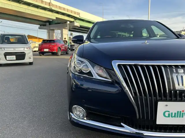 トヨタ クラウン マジェスタ Fバージョン 愛知県 2014(平26)年 8.1万km ダークブルーマイカ 禁煙車/純正8インチHDDナビ/DTV/BT/DVD/USB/AM/FM/パノラミックビューモニター/ミラー型ドライブレコーダー/ビルトインETC/レーダークルーズコントロール/プリクラッシュセーフティシステム/クリアランスソナー/ブラインドスポットモニター/ウッド/革巻きコンビハンドル/電動チルト＆テレスコピックステアリング/ステアリングヒーター/左右後席独立温度調整オートエアコン/リアオートエアコン/メモリー付きパワーシート/レザーシート/全席シートヒーター/前席シートベンチレーション/リヤ電動サンシェード/純正フロアマット/サイドバイザー/純正17インチAW/リヤセンターアームレスト/センターコンソール/LEDオートライト/フォグランプ