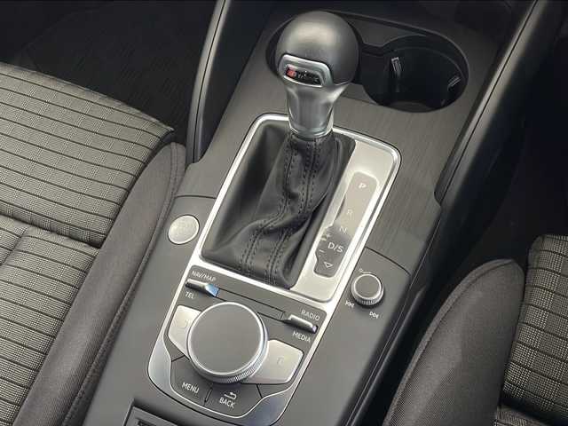 アウディ Ａ３ SB 30TFSI 栃木県 2020(令2)年 1.8万km グレイシアホワイトメタリック 純正ナビ/(フルセグ・Bluetooth・CD・SD)/バックカメラ/禁煙車/オートクルーズコントロール/前方ドライブレコーダー/本革シート/シートヒーター/ビルトインETC2.0/パドルシフト/LEDヘッドライト/オートライト/純正フロアマット/純正アルミホイール/ターボ/スマートキー/取扱説明書/保証書