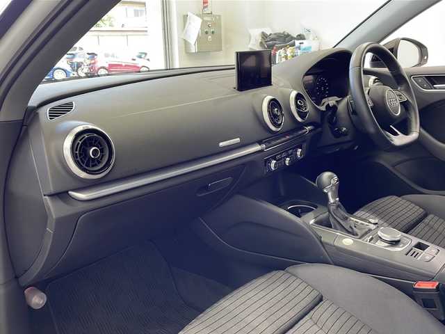 アウディ Ａ３ SB 30TFSI 栃木県 2020(令2)年 1.8万km グレイシアホワイトメタリック 純正ナビ/(フルセグ・Bluetooth・CD・SD)/バックカメラ/禁煙車/オートクルーズコントロール/前方ドライブレコーダー/本革シート/シートヒーター/ビルトインETC2.0/パドルシフト/LEDヘッドライト/オートライト/純正フロアマット/純正アルミホイール/ターボ/スマートキー/取扱説明書/保証書