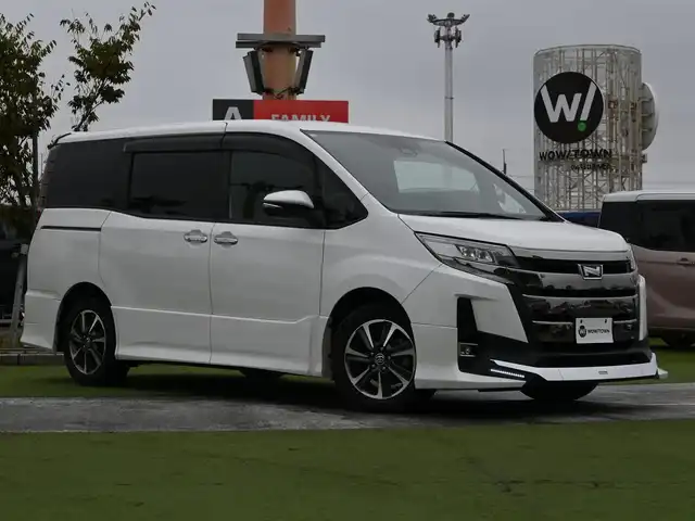 トヨタ ノア Si ダブルバイビーⅡ 千葉県 2020(令2)年 4.2万km ホワイトパールクリスタルシャイン Toyota Safety Sense/・プリクラッシュセーフティ/・レーンディパーチャーアラート/・オートハイビーム/クルーズコントロール/TRDエアロ/両側パワースライドドア/10インチ純正SDナビ/地デジTV/【DVD/CD再生機能　Bluetooth接続】/バックカメラ/フリップダウンモニター/ハーフレザーシート/革巻きステアリング/ETC/LEDヘッドライト/ウインカーミラー/クリアランスソナー/純正16インチアルミホイル/スマートキー