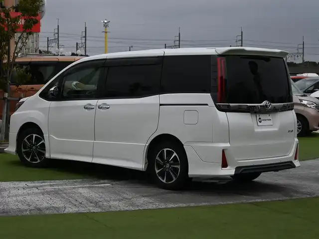 トヨタ ノア Si ダブルバイビーⅡ 千葉県 2020(令2)年 4.2万km ホワイトパールクリスタルシャイン Toyota Safety Sense/・プリクラッシュセーフティ/・レーンディパーチャーアラート/・オートハイビーム/クルーズコントロール/TRDエアロ/両側パワースライドドア/10インチ純正SDナビ/地デジTV/【DVD/CD再生機能　Bluetooth接続】/バックカメラ/フリップダウンモニター/ハーフレザーシート/革巻きステアリング/ETC/LEDヘッドライト/ウインカーミラー/クリアランスソナー/純正16インチアルミホイル/スマートキー