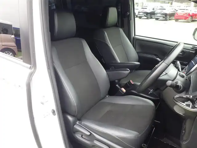 トヨタ ノア Si ダブルバイビーⅡ 千葉県 2020(令2)年 4.2万km ホワイトパールクリスタルシャイン Toyota Safety Sense/・プリクラッシュセーフティ/・レーンディパーチャーアラート/・オートハイビーム/クルーズコントロール/TRDエアロ/両側パワースライドドア/10インチ純正SDナビ/地デジTV/【DVD/CD再生機能　Bluetooth接続】/バックカメラ/フリップダウンモニター/ハーフレザーシート/革巻きステアリング/ETC/LEDヘッドライト/ウインカーミラー/クリアランスソナー/純正16インチアルミホイル/スマートキー