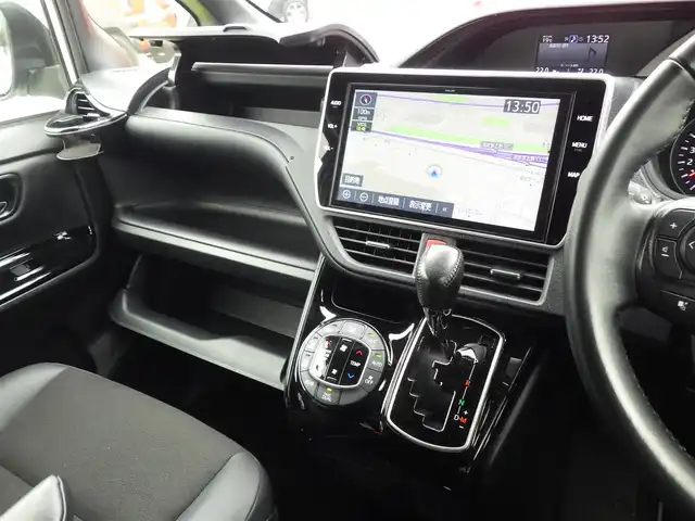 トヨタ ノア Si ダブルバイビーⅡ 千葉県 2020(令2)年 4.2万km ホワイトパールクリスタルシャイン Toyota Safety Sense/・プリクラッシュセーフティ/・レーンディパーチャーアラート/・オートハイビーム/クルーズコントロール/TRDエアロ/両側パワースライドドア/10インチ純正SDナビ/地デジTV/【DVD/CD再生機能　Bluetooth接続】/バックカメラ/フリップダウンモニター/ハーフレザーシート/革巻きステアリング/ETC/LEDヘッドライト/ウインカーミラー/クリアランスソナー/純正16インチアルミホイル/スマートキー