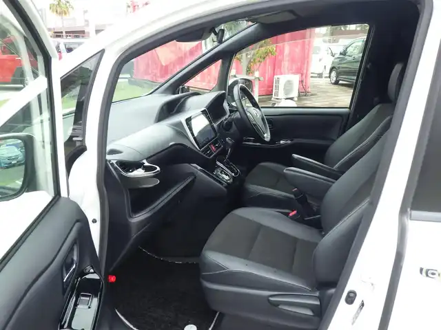 トヨタ ノア Si ダブルバイビーⅡ 千葉県 2020(令2)年 4.2万km ホワイトパールクリスタルシャイン Toyota Safety Sense/・プリクラッシュセーフティ/・レーンディパーチャーアラート/・オートハイビーム/クルーズコントロール/TRDエアロ/両側パワースライドドア/10インチ純正SDナビ/地デジTV/【DVD/CD再生機能　Bluetooth接続】/バックカメラ/フリップダウンモニター/ハーフレザーシート/革巻きステアリング/ETC/LEDヘッドライト/ウインカーミラー/クリアランスソナー/純正16インチアルミホイル/スマートキー