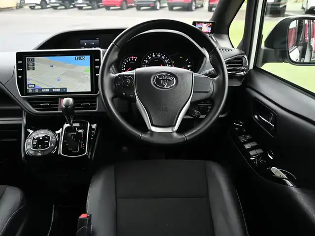 トヨタ ノア Si ダブルバイビーⅡ 千葉県 2020(令2)年 4.2万km ホワイトパールクリスタルシャイン Toyota Safety Sense/・プリクラッシュセーフティ/・レーンディパーチャーアラート/・オートハイビーム/クルーズコントロール/TRDエアロ/両側パワースライドドア/10インチ純正SDナビ/地デジTV/【DVD/CD再生機能　Bluetooth接続】/バックカメラ/フリップダウンモニター/ハーフレザーシート/革巻きステアリング/ETC/LEDヘッドライト/ウインカーミラー/クリアランスソナー/純正16インチアルミホイル/スマートキー