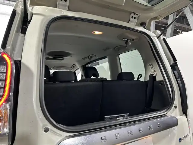 日産 セレナ e－パワー ハイウェイスター V 大阪府 2021(令3)年 2.6万km ブリリアントホワイトパール 純正ナビ/アラウンドビューモニター/Bluetooth/フルセグTV/DVD再生/純正フリップダウンモニター/プロパイロット/エマージェンシーブレーキー/デジタルインナーミラー/ドライブレコーダー/両側パワースライドドア/パーキングアシスト/ビルトインETC/オートライト/LEDヘッドライト/インテリジェントキー2本/プッシュスタート