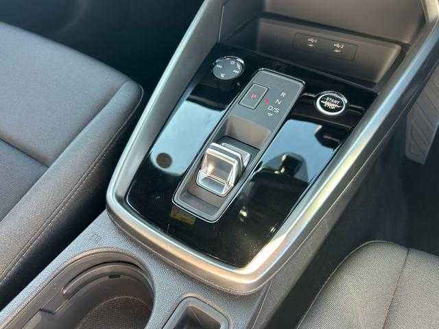 アウディ アウディ Ａ３ 埼玉県 2021(令3)年 1.3万km 青 テクノロジーＰ　/コンビニエンスＰ　/アシスタンスＰ　/純正ナビゲーション　/地上デジタル放送　/バックカメラ　/バーチャルコクピット　/パワーシート　/シートヒーター　/前後ドライブレコーダー　/ＥＴＣ