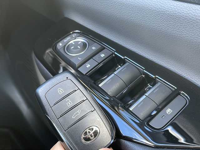 トヨタ プリウス Z 青森県 2025(令7)年 1.1万km プラチナホワイトパールマイカ OP寒冷地仕様/12.3型純正DAナビ・フルセグTV/Bluetooth・USB・HDMI/TVキャンセラー/パノラミックビューモニター/OP DA連動前後ドライブレコーダー/ETC2.0/OPデジタルインナーミラー/合皮スポーツシート/運転席メパワーシート/前席エアシート・シートヒーター/ステアリングヒーター/セーフティセンス/プリクラッシュセーフティ/レーンディパーチャーアラート/オートマチックハイビーム/レーダークルーズコントロール/ブラインドスポットモニター/アドバンスドパーク/パワーバックドア/置くだけ充電/AC100V1500W/LEDヘッドライト/リアフォグランプ/純正19インチアルミ/モデリスタエアロ