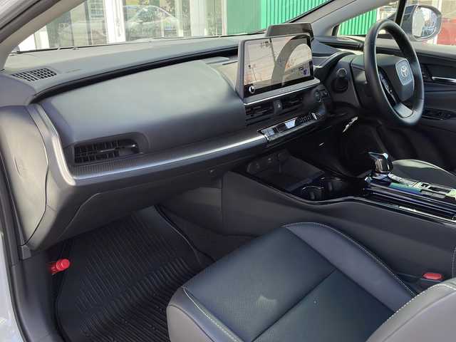 トヨタ プリウス Z 青森県 2025(令7)年 1.1万km プラチナホワイトパールマイカ OP寒冷地仕様/12.3型純正DAナビ・フルセグTV/Bluetooth・USB・HDMI/TVキャンセラー/パノラミックビューモニター/OP DA連動前後ドライブレコーダー/ETC2.0/OPデジタルインナーミラー/合皮スポーツシート/運転席メパワーシート/前席エアシート・シートヒーター/ステアリングヒーター/セーフティセンス/プリクラッシュセーフティ/レーンディパーチャーアラート/オートマチックハイビーム/レーダークルーズコントロール/ブラインドスポットモニター/アドバンスドパーク/パワーバックドア/置くだけ充電/AC100V1500W/LEDヘッドライト/リアフォグランプ/純正19インチアルミ/モデリスタエアロ