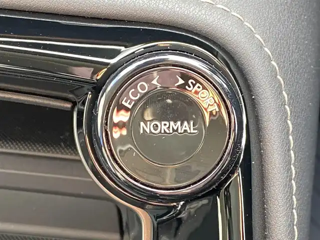 レクサス ＮＸ 250 岐阜県 2025(令7)年 0.3万km グラファイトブラックガラスフレーク パノラマルーフ/ブラインドスポットモニタ　/ヘッドアップディスプレイ　/純正メーカーナビ（フルセグ・Bluetooth・USB)　/レクサスセーフティシステムプラス/クリアランスソナー/ブラックレザーシート　/前席シートヒーター・エアシート　/純正ドライブレコーダー　/パノラミックビューカメラ/パワーバックドア/革巻きステアリング/ステアリングスイッチ/ステアリングヒーター/LEDヘッドライト/フロントフォグランプ/オートマチックハイビーム/ビルトインETC2.0/純正18インチアルミホイール