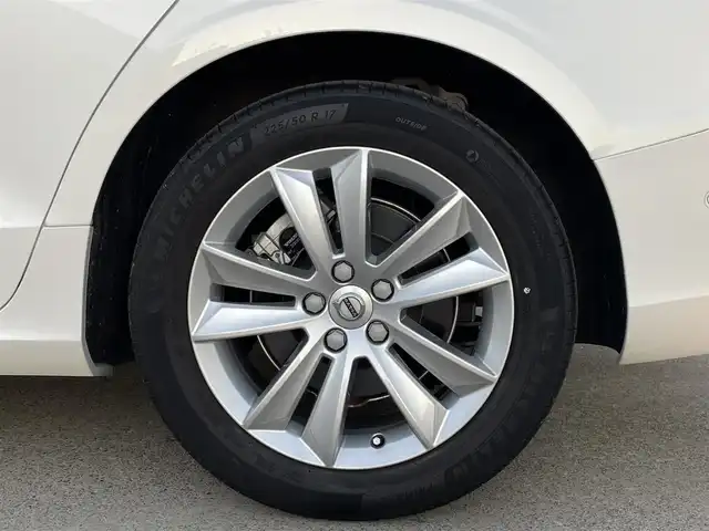 ボルボ Ｖ６０ B4 モメンタム 東京都 2021(令3)年 4.1万km パール 純正ナビ/360°カメラ/レザーシート/ワンオーナー/ブラインドスポットモニター/衝突軽減ブレーキ/アダプティブクルーズコントロール/純正17インチアルミホイール/フルセグTV/ドライブレコーダー/シートヒーター/ETC