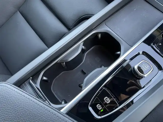 ボルボ Ｖ６０ B4 モメンタム 東京都 2021(令3)年 4.1万km パール 純正ナビ/360°カメラ/レザーシート/ワンオーナー/ブラインドスポットモニター/衝突軽減ブレーキ/アダプティブクルーズコントロール/純正17インチアルミホイール/フルセグTV/ドライブレコーダー/シートヒーター/ETC