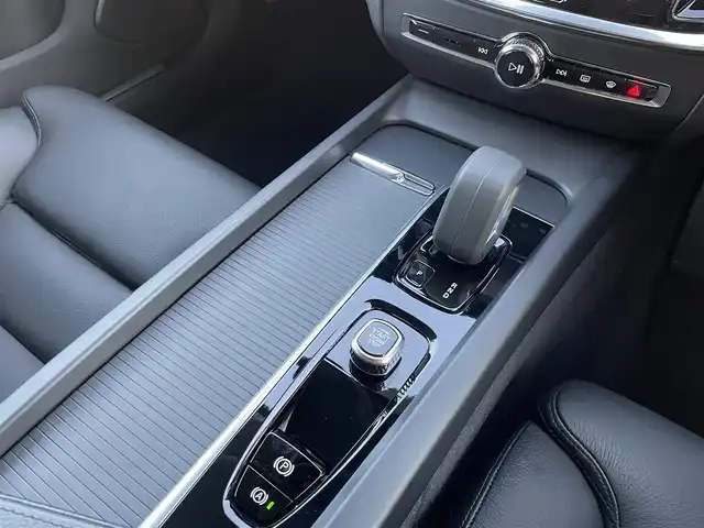 ボルボ Ｖ６０ B4 モメンタム 東京都 2021(令3)年 4.1万km パール 純正ナビ/360°カメラ/レザーシート/ワンオーナー/ブラインドスポットモニター/衝突軽減ブレーキ/アダプティブクルーズコントロール/純正17インチアルミホイール/フルセグTV/ドライブレコーダー/シートヒーター/ETC