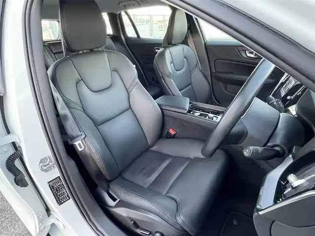 ボルボ Ｖ６０ B4 モメンタム 東京都 2021(令3)年 4.1万km パール 純正ナビ/360°カメラ/レザーシート/ワンオーナー/ブラインドスポットモニター/衝突軽減ブレーキ/アダプティブクルーズコントロール/純正17インチアルミホイール/フルセグTV/ドライブレコーダー/シートヒーター/ETC