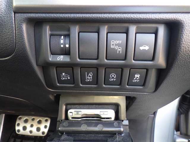 スバル レガシィ Ｂ４ リミテッド 千葉県 2015(平27)年 3.4万km アイスシルバーメタリック アイサイト/SIドライブ/スバルリヤビークルディテクション/ブラックレザーシート/運転席パワーシート/各席シートヒーター/純正メモリーナビ/地デジTV/【DVD/CD再生機能　Bluetooth接続】/バックカメラ/革巻きステアリング/ステアリングスイッチ/パドルシフト/ETC/LEDヘッドライト/フォグライト/ウインカーミラー/純正18インチアルミホイル/サイド/カーテンエアバッグ/キーレスアクセス