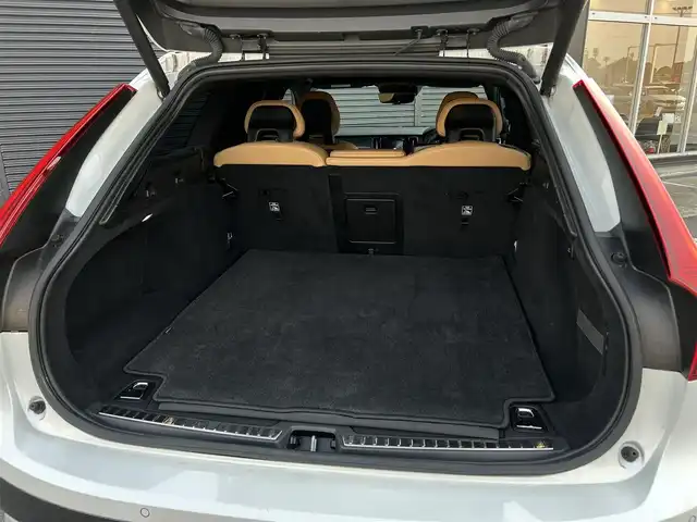 ボルボ Ｖ９０ クロスカントリー T5 AWD サマム 茨城県 2018(平30)年 4.7万km パール インテリセーフ/ＡＣＣ　/ＨＵＤ　/ＬＫＡ　/ＢＳＭ　/純正ナビ　/ＣａｒＰｌａｙ　/３６０度カメラ　/フルセグ　/茶革　/シートヒーター　/シートエアコン　/ハンドルヒーター　/パワーバックドア　/フットトランク　/オートハイビーム　/ＬＥＤ/禁煙車