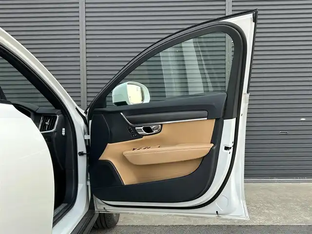 ボルボ Ｖ９０ クロスカントリー T5 AWD サマム 茨城県 2018(平30)年 4.7万km パール インテリセーフ/ＡＣＣ　/ＨＵＤ　/ＬＫＡ　/ＢＳＭ　/純正ナビ　/ＣａｒＰｌａｙ　/３６０度カメラ　/フルセグ　/茶革　/シートヒーター　/シートエアコン　/ハンドルヒーター　/パワーバックドア　/フットトランク　/オートハイビーム　/ＬＥＤ/禁煙車