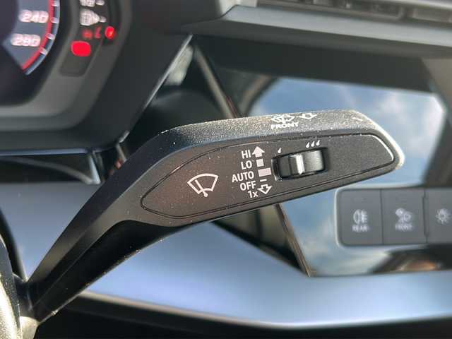アウディ Ａ３ セダン 30TFSI アドバンスド 石川県 2022(令4)年 1.7万km グレイシアホワイトメタリック ワンオーナー　/社外ＡＷ付冬タイヤ車載（225/45R17、7mm、2022年製）/純正ナビ/（ラジオ/フルセグＴＶ/AppleCarPlay/AndroidAuto/BTAudio)/バックカメラ　/ＥＴＣ　/ＬＥＤヘッドライト　/前席シートヒーター　/前後コーナーセンサー/オートマチックトランクリッド/アダプティブクルーズコントロール/アダプティブクルーズアシスト/エレクトロメカニカルパーキングブレーキ/アウディプレセンスフロント/アドバンストキーシステム/スペアキー1本/保証書/記録簿/ナビ取扱説明書