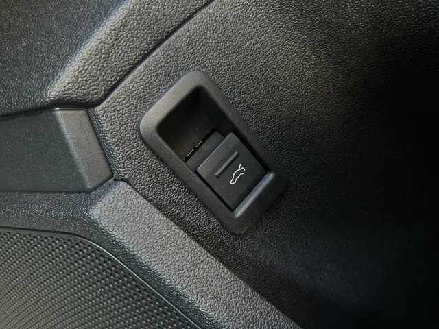 アウディ Ａ３ セダン 30TFSI アドバンスド 石川県 2022(令4)年 1.7万km グレイシアホワイトメタリック ワンオーナー　/社外ＡＷ付冬タイヤ車載（225/45R17、7mm、2022年製）/純正ナビ/（ラジオ/フルセグＴＶ/AppleCarPlay/AndroidAuto/BTAudio)/バックカメラ　/ＥＴＣ　/ＬＥＤヘッドライト　/前席シートヒーター　/前後コーナーセンサー/オートマチックトランクリッド/アダプティブクルーズコントロール/アダプティブクルーズアシスト/エレクトロメカニカルパーキングブレーキ/アウディプレセンスフロント/アドバンストキーシステム/スペアキー1本/保証書/記録簿/ナビ取扱説明書