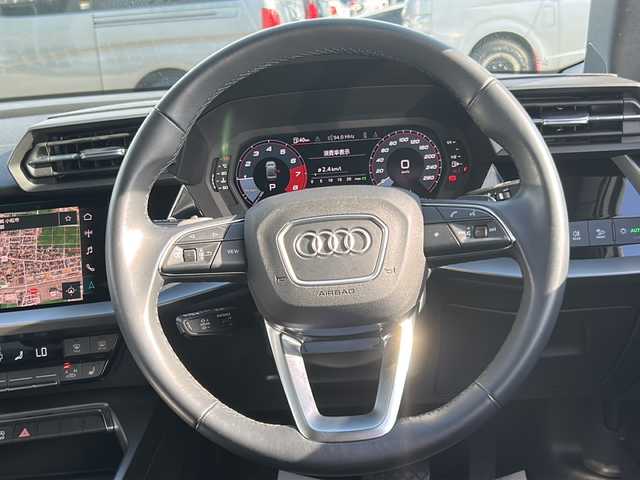 アウディ Ａ３ セダン 30TFSI アドバンスド 石川県 2022(令4)年 1.7万km グレイシアホワイトメタリック ワンオーナー　/社外ＡＷ付冬タイヤ車載（225/45R17、7mm、2022年製）/純正ナビ/（ラジオ/フルセグＴＶ/AppleCarPlay/AndroidAuto/BTAudio)/バックカメラ　/ＥＴＣ　/ＬＥＤヘッドライト　/前席シートヒーター　/前後コーナーセンサー/オートマチックトランクリッド/アダプティブクルーズコントロール/アダプティブクルーズアシスト/エレクトロメカニカルパーキングブレーキ/アウディプレセンスフロント/アドバンストキーシステム/スペアキー1本/保証書/記録簿/ナビ取扱説明書