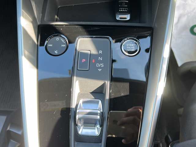 アウディ Ａ３ セダン 30TFSI アドバンスド 石川県 2022(令4)年 1.7万km グレイシアホワイトメタリック ワンオーナー　/社外ＡＷ付冬タイヤ車載（225/45R17、7mm、2022年製）/純正ナビ/（ラジオ/フルセグＴＶ/AppleCarPlay/AndroidAuto/BTAudio)/バックカメラ　/ＥＴＣ　/ＬＥＤヘッドライト　/前席シートヒーター　/前後コーナーセンサー/オートマチックトランクリッド/アダプティブクルーズコントロール/アダプティブクルーズアシスト/エレクトロメカニカルパーキングブレーキ/アウディプレセンスフロント/アドバンストキーシステム/スペアキー1本/保証書/記録簿/ナビ取扱説明書