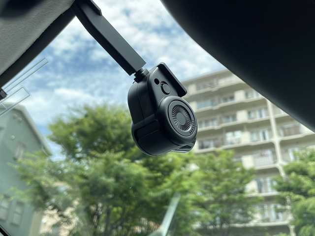 ダイハツ ロッキー プレミアム G HEV 大阪府 2022(令4)年 7万km ブラックマイカメタリック/シャイニングホワイトパール ワンオーナー/純正SDナビ(NMZL-Y710)/・AM/FM/CD/DVD/Bluetooth/・フルセグテレビ/フリップダウンモニター/全周囲カメラ/ビルトインETC2.0/ドライブレコーダー/クルーズコントロール/衝突軽減ブレーキ/レーンキープアシスト/ブラインドスポットモニター/横滑り防止装置/盗難防止装置/電動パーキングブレーキ/コーナーセンサー/シートヒーター（D席+N席）/LEDヘッドライト/オートマチックハイビーム/オートライト/オートエアコン/プッシュスタートボタン/スマートキー×2/ステアリングリモコン/革巻きステアリング/純正17インチアルミホイール/12V充電器/USBジャック/純正フロアマット/保証書/取扱説明書