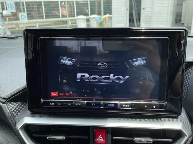 ダイハツ ロッキー プレミアム G HEV 大阪府 2022(令4)年 7万km ブラックマイカメタリック/シャイニングホワイトパール ワンオーナー/純正SDナビ(NMZL-Y710)/・AM/FM/CD/DVD/Bluetooth/・フルセグテレビ/フリップダウンモニター/全周囲カメラ/ビルトインETC2.0/ドライブレコーダー/クルーズコントロール/衝突軽減ブレーキ/レーンキープアシスト/ブラインドスポットモニター/横滑り防止装置/盗難防止装置/電動パーキングブレーキ/コーナーセンサー/シートヒーター（D席+N席）/LEDヘッドライト/オートマチックハイビーム/オートライト/オートエアコン/プッシュスタートボタン/スマートキー×2/ステアリングリモコン/革巻きステアリング/純正17インチアルミホイール/12V充電器/USBジャック/純正フロアマット/保証書/取扱説明書