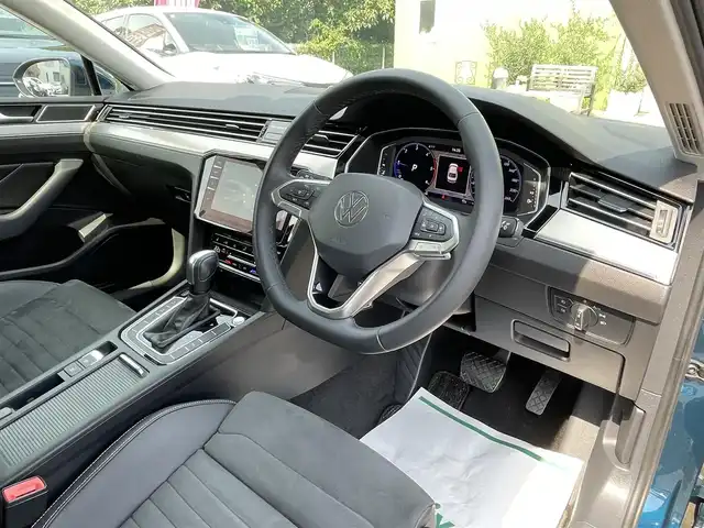 フォルクスワーゲン ＶＷ パサート TDI エレガンス 埼玉県 2022(令4)年 2.3万km 青Ｍ ワンオーナー車/アクアブルーメタリック（８H）/純正ナビTV/バックカメラ/ハーフレザーシート/前席シートヒーター/前席パワーシート/アクティブクルーズコントロール/衝突軽減ブレーキ/レーンアシスト/サイドアシスト/バーチャルコックピット/LEDヘッドライト/パワートランクリッド/クリアランスソナー/前後ドラレコ/プッシュスタート/スマートキー/業者施工の内外装クリーニング済/保証書付整備手帳/取扱説明書