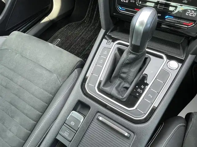 フォルクスワーゲン ＶＷ パサート TDI エレガンス 埼玉県 2022(令4)年 2.3万km 青Ｍ ワンオーナー車/アクアブルーメタリック（８H）/純正ナビTV/バックカメラ/ハーフレザーシート/前席シートヒーター/前席パワーシート/アクティブクルーズコントロール/衝突軽減ブレーキ/レーンアシスト/サイドアシスト/バーチャルコックピット/LEDヘッドライト/パワートランクリッド/クリアランスソナー/前後ドラレコ/プッシュスタート/スマートキー/業者施工の内外装クリーニング済/保証書付整備手帳/取扱説明書