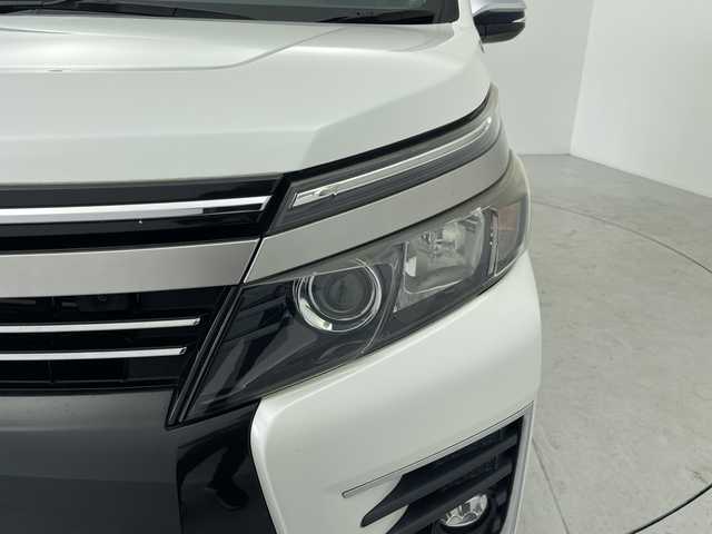 トヨタ ヴォクシー ZS 煌Ⅱ 愛知県 2016(平28)年 6.5万km ホワイトパールクリスタルシャイン 純正9インチSDナビ/・フルセグ/・Bluetooth/・CD/・DVD/純正12.1インチ後席モニター/ETC2.0/ドライブレコーダー/両側パワースライドドア/先行車発信告知機能/LDA/衝突軽減ブレーキ/横滑り防止装置/オートライト/オートハイビーム/純正16インチアルミホイール/フォグランプ/エンジンスタートボタン/スマートキー/スペアキー/保証書/取扱説明書