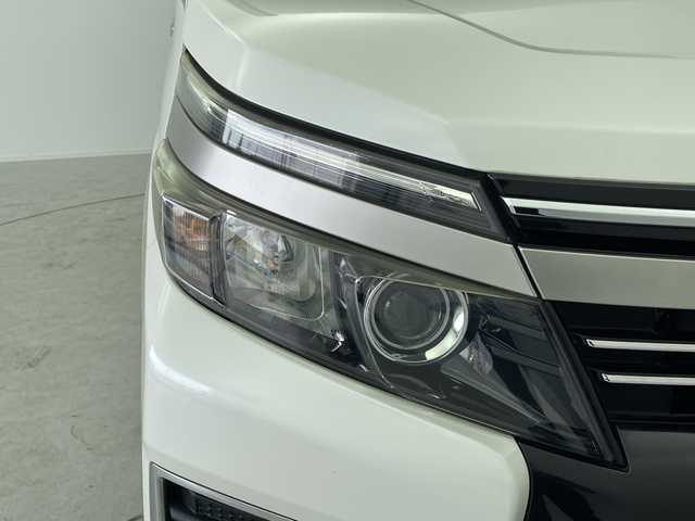 トヨタ ヴォクシー ZS 煌Ⅱ 愛知県 2016(平28)年 6.5万km ホワイトパールクリスタルシャイン 純正9インチSDナビ/・フルセグ/・Bluetooth/・CD/・DVD/純正12.1インチ後席モニター/ETC2.0/ドライブレコーダー/両側パワースライドドア/先行車発信告知機能/LDA/衝突軽減ブレーキ/横滑り防止装置/オートライト/オートハイビーム/純正16インチアルミホイール/フォグランプ/エンジンスタートボタン/スマートキー/スペアキー/保証書/取扱説明書