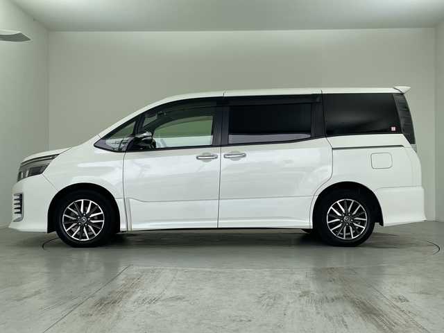 トヨタ ヴォクシー ZS 煌Ⅱ 愛知県 2016(平28)年 6.5万km ホワイトパールクリスタルシャイン 純正9インチSDナビ/・フルセグ/・Bluetooth/・CD/・DVD/純正12.1インチ後席モニター/ETC2.0/ドライブレコーダー/両側パワースライドドア/先行車発信告知機能/LDA/衝突軽減ブレーキ/横滑り防止装置/オートライト/オートハイビーム/純正16インチアルミホイール/フォグランプ/エンジンスタートボタン/スマートキー/スペアキー/保証書/取扱説明書