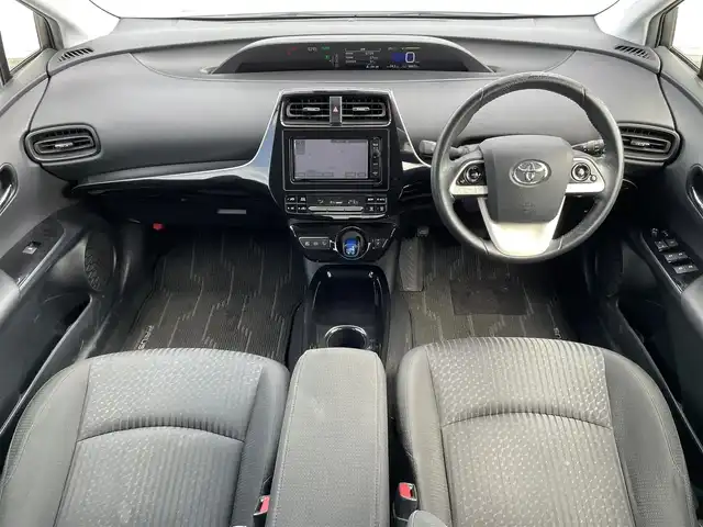 トヨタ プリウス S 福岡県 2016(平28)年 9.9万km ホワイトパールクリスタルシャイン ・純正ナビ（BLUETOOTH/フルセグ/BC/CD/DVD）/・トヨタオートアラート/・車両接近通報装置/・横滑り防止装置/・LEDライト/・オートライト/・純正15インチAW/・スペアキー/・ETC/・純正フロアマット/・保証書/・取扱説明書/・スマートキー