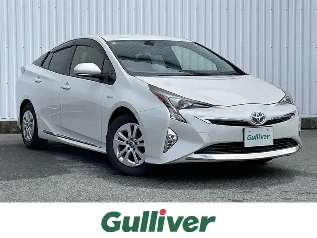 トヨタ プリウス S 福岡県 2016(平28)年 9.9万km ホワイトパールクリスタルシャイン ・純正ナビ（BLUETOOTH/フルセグ/BC/CD/DVD）/・トヨタオートアラート/・車両接近通報装置/・横滑り防止装置/・LEDライト/・オートライト/・純正15インチAW/・スペアキー/・ETC/・純正フロアマット/・保証書/・取扱説明書/・スマートキー