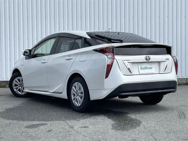 トヨタ プリウス S 福岡県 2016(平28)年 9.9万km ホワイトパールクリスタルシャイン ・純正ナビ（BLUETOOTH/フルセグ/BC/CD/DVD）/・トヨタオートアラート/・車両接近通報装置/・横滑り防止装置/・LEDライト/・オートライト/・純正15インチAW/・スペアキー/・ETC/・純正フロアマット/・保証書/・取扱説明書/・スマートキー