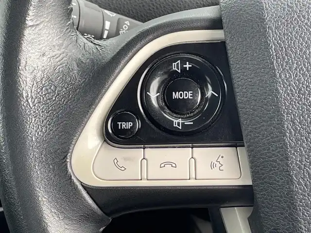 トヨタ プリウス S 福岡県 2016(平28)年 9.9万km ホワイトパールクリスタルシャイン ・純正ナビ（BLUETOOTH/フルセグ/BC/CD/DVD）/・トヨタオートアラート/・車両接近通報装置/・横滑り防止装置/・LEDライト/・オートライト/・純正15インチAW/・スペアキー/・ETC/・純正フロアマット/・保証書/・取扱説明書/・スマートキー