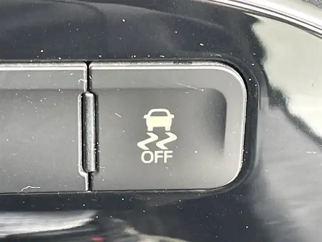 トヨタ プリウス S 福岡県 2016(平28)年 9.9万km ホワイトパールクリスタルシャイン ・純正ナビ（BLUETOOTH/フルセグ/BC/CD/DVD）/・トヨタオートアラート/・車両接近通報装置/・横滑り防止装置/・LEDライト/・オートライト/・純正15インチAW/・スペアキー/・ETC/・純正フロアマット/・保証書/・取扱説明書/・スマートキー