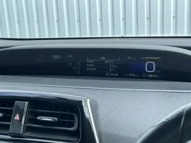 トヨタ プリウス S 福岡県 2016(平28)年 9.9万km ホワイトパールクリスタルシャイン ・純正ナビ（BLUETOOTH/フルセグ/BC/CD/DVD）/・トヨタオートアラート/・車両接近通報装置/・横滑り防止装置/・LEDライト/・オートライト/・純正15インチAW/・スペアキー/・ETC/・純正フロアマット/・保証書/・取扱説明書/・スマートキー