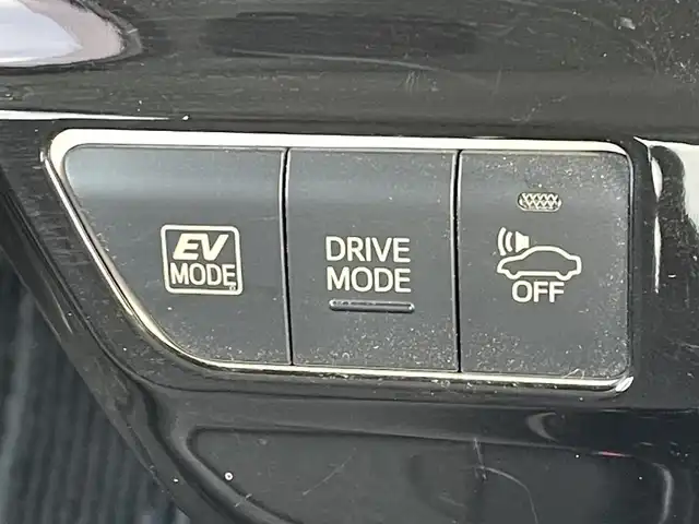 トヨタ プリウス S 福岡県 2016(平28)年 9.9万km ホワイトパールクリスタルシャイン ・純正ナビ（BLUETOOTH/フルセグ/BC/CD/DVD）/・トヨタオートアラート/・車両接近通報装置/・横滑り防止装置/・LEDライト/・オートライト/・純正15インチAW/・スペアキー/・ETC/・純正フロアマット/・保証書/・取扱説明書/・スマートキー