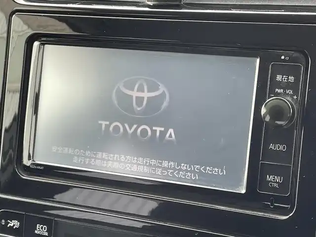 トヨタ プリウス S 福岡県 2016(平28)年 9.9万km ホワイトパールクリスタルシャイン ・純正ナビ（BLUETOOTH/フルセグ/BC/CD/DVD）/・トヨタオートアラート/・車両接近通報装置/・横滑り防止装置/・LEDライト/・オートライト/・純正15インチAW/・スペアキー/・ETC/・純正フロアマット/・保証書/・取扱説明書/・スマートキー