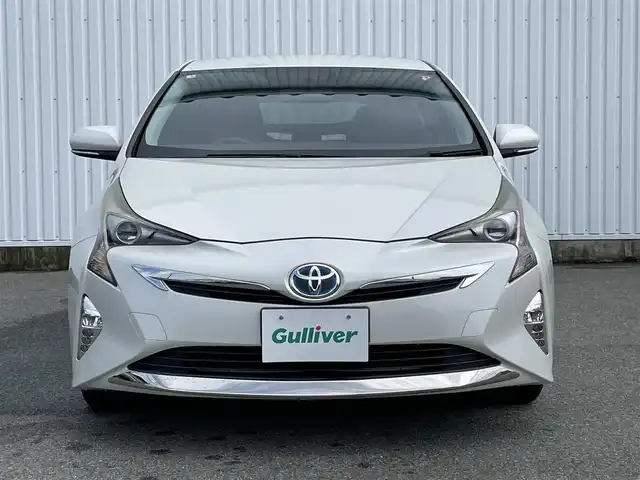 トヨタ プリウス S 福岡県 2016(平28)年 9.9万km ホワイトパールクリスタルシャイン ・純正ナビ（BLUETOOTH/フルセグ/BC/CD/DVD）/・トヨタオートアラート/・車両接近通報装置/・横滑り防止装置/・LEDライト/・オートライト/・純正15インチAW/・スペアキー/・ETC/・純正フロアマット/・保証書/・取扱説明書/・スマートキー