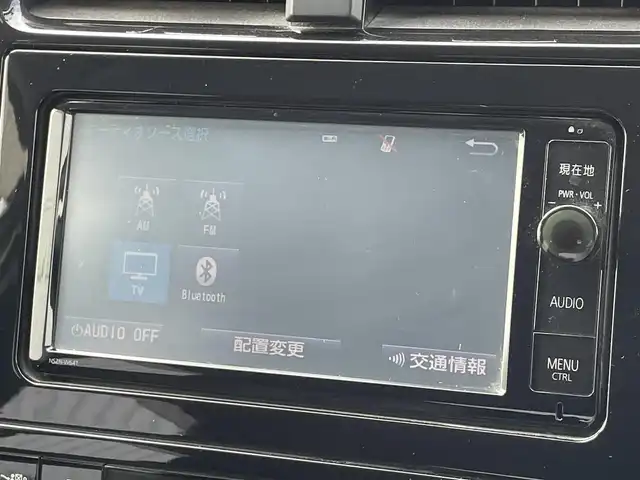 トヨタ プリウス S 福岡県 2016(平28)年 9.9万km ホワイトパールクリスタルシャイン ・純正ナビ（BLUETOOTH/フルセグ/BC/CD/DVD）/・トヨタオートアラート/・車両接近通報装置/・横滑り防止装置/・LEDライト/・オートライト/・純正15インチAW/・スペアキー/・ETC/・純正フロアマット/・保証書/・取扱説明書/・スマートキー