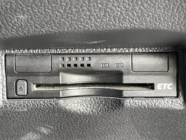 トヨタ プリウス S 福岡県 2016(平28)年 9.9万km ホワイトパールクリスタルシャイン ・純正ナビ（BLUETOOTH/フルセグ/BC/CD/DVD）/・トヨタオートアラート/・車両接近通報装置/・横滑り防止装置/・LEDライト/・オートライト/・純正15インチAW/・スペアキー/・ETC/・純正フロアマット/・保証書/・取扱説明書/・スマートキー