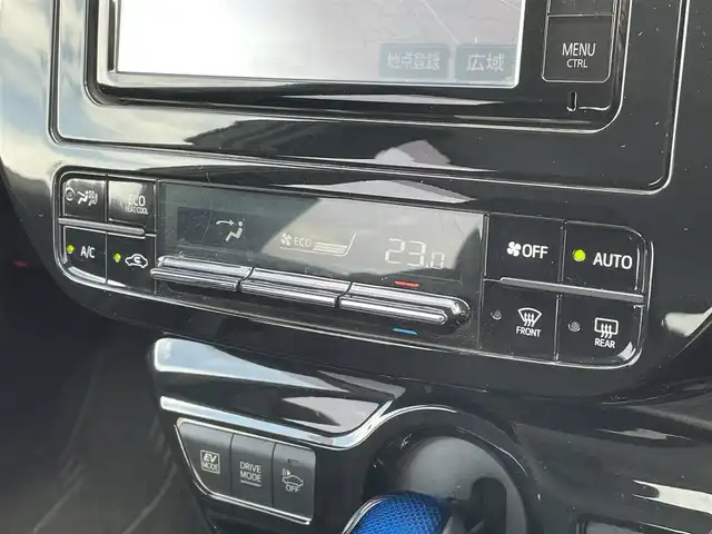 トヨタ プリウス S 福岡県 2016(平28)年 9.9万km ホワイトパールクリスタルシャイン ・純正ナビ（BLUETOOTH/フルセグ/BC/CD/DVD）/・トヨタオートアラート/・車両接近通報装置/・横滑り防止装置/・LEDライト/・オートライト/・純正15インチAW/・スペアキー/・ETC/・純正フロアマット/・保証書/・取扱説明書/・スマートキー