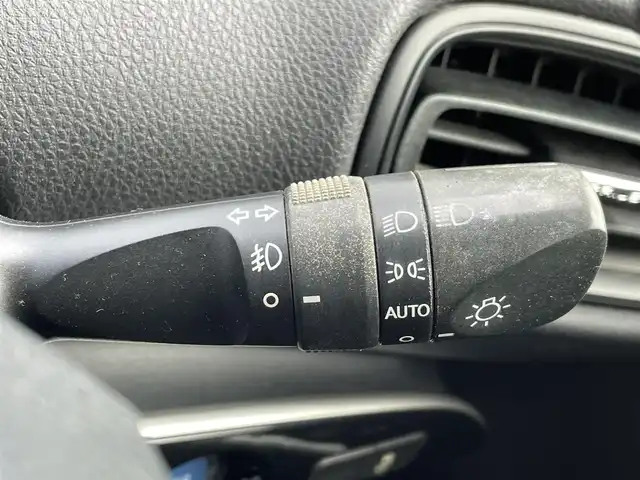 トヨタ プリウス S 福岡県 2016(平28)年 9.9万km ホワイトパールクリスタルシャイン ・純正ナビ（BLUETOOTH/フルセグ/BC/CD/DVD）/・トヨタオートアラート/・車両接近通報装置/・横滑り防止装置/・LEDライト/・オートライト/・純正15インチAW/・スペアキー/・ETC/・純正フロアマット/・保証書/・取扱説明書/・スマートキー