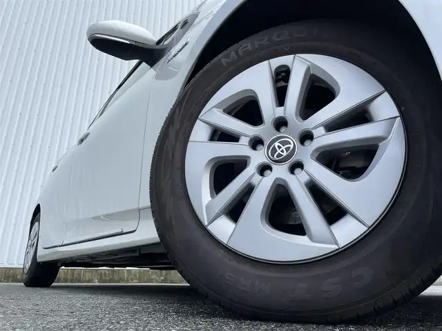 トヨタ プリウス S 福岡県 2016(平28)年 9.9万km ホワイトパールクリスタルシャイン ・純正ナビ（BLUETOOTH/フルセグ/BC/CD/DVD）/・トヨタオートアラート/・車両接近通報装置/・横滑り防止装置/・LEDライト/・オートライト/・純正15インチAW/・スペアキー/・ETC/・純正フロアマット/・保証書/・取扱説明書/・スマートキー