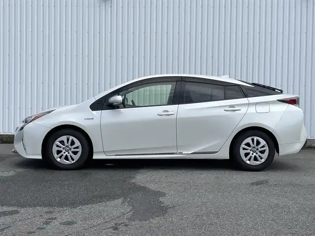 トヨタ プリウス S 福岡県 2016(平28)年 9.9万km ホワイトパールクリスタルシャイン ・純正ナビ（BLUETOOTH/フルセグ/BC/CD/DVD）/・トヨタオートアラート/・車両接近通報装置/・横滑り防止装置/・LEDライト/・オートライト/・純正15インチAW/・スペアキー/・ETC/・純正フロアマット/・保証書/・取扱説明書/・スマートキー
