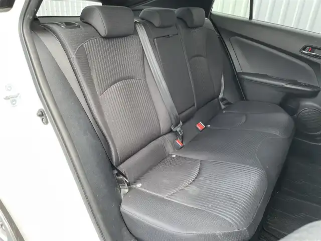 トヨタ プリウス S 福岡県 2016(平28)年 9.9万km ホワイトパールクリスタルシャイン ・純正ナビ（BLUETOOTH/フルセグ/BC/CD/DVD）/・トヨタオートアラート/・車両接近通報装置/・横滑り防止装置/・LEDライト/・オートライト/・純正15インチAW/・スペアキー/・ETC/・純正フロアマット/・保証書/・取扱説明書/・スマートキー