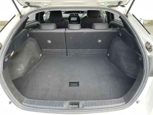 トヨタ プリウス S 福岡県 2016(平28)年 9.9万km ホワイトパールクリスタルシャイン ・純正ナビ（BLUETOOTH/フルセグ/BC/CD/DVD）/・トヨタオートアラート/・車両接近通報装置/・横滑り防止装置/・LEDライト/・オートライト/・純正15インチAW/・スペアキー/・ETC/・純正フロアマット/・保証書/・取扱説明書/・スマートキー