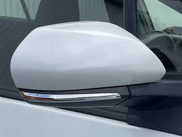 トヨタ プリウス S 福岡県 2016(平28)年 9.9万km ホワイトパールクリスタルシャイン ・純正ナビ（BLUETOOTH/フルセグ/BC/CD/DVD）/・トヨタオートアラート/・車両接近通報装置/・横滑り防止装置/・LEDライト/・オートライト/・純正15インチAW/・スペアキー/・ETC/・純正フロアマット/・保証書/・取扱説明書/・スマートキー